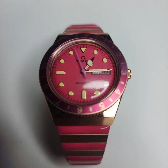 Timex Q Malibu 36mm Women’s Watch Gold & Pink Stainless Steel Day-Date Quartz - Picture 4 of 11
